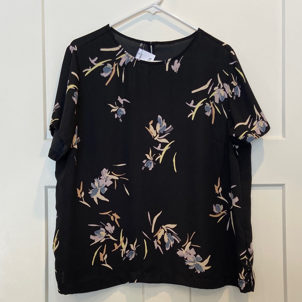 XL Women's Black Floral Short-Sleeve Blouse